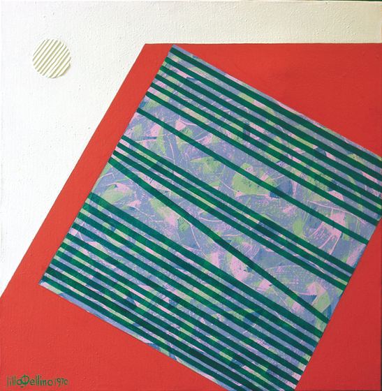 Riquadro a righe verdi e azzurre ruotato su fondo rosso, con un piccolo cerchio dorato