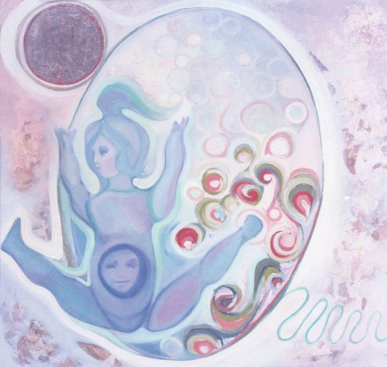 Figura di donna incinta dentro un grande ovale chiaro, tra piccoli cerchi colorati